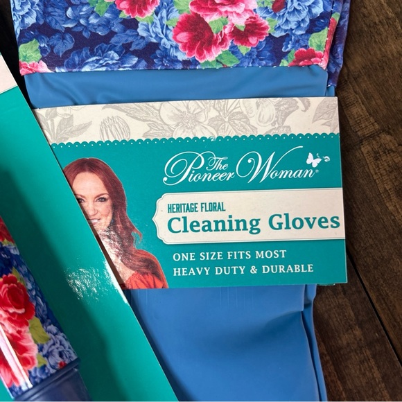 Keep your hands clean and protected while you work with The Pioneer Woman Cleani - Picture 3 of 4